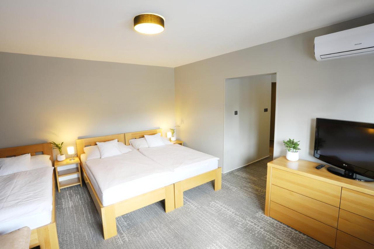 Apart Hotel Jablonec Яблонец над Нисоу Екстериор снимка